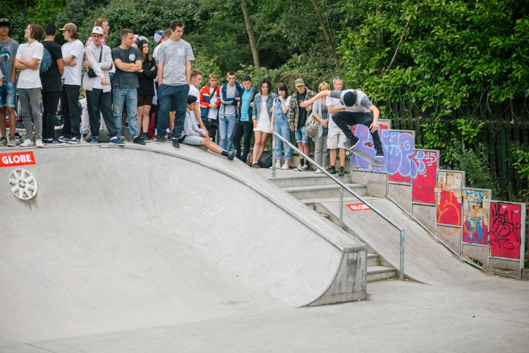 Fries Taillieu, Kickflip over the rail and into the bank, Photo: CJ.